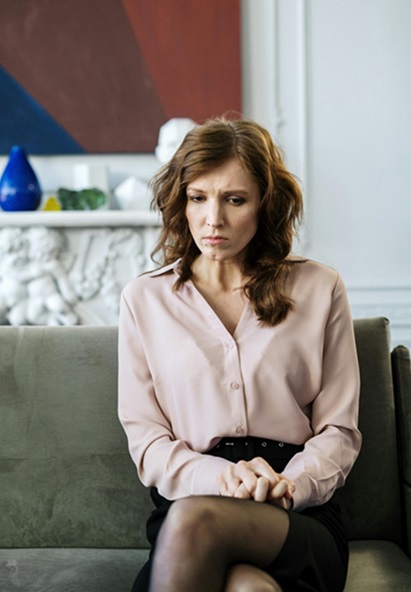 Picture of woman sitting with crossed hands